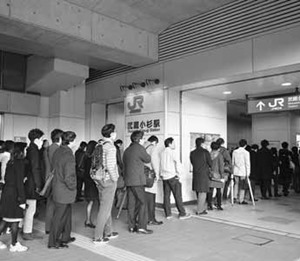 改札に入るまで長い行列ができる横須賀線・武蔵小杉駅